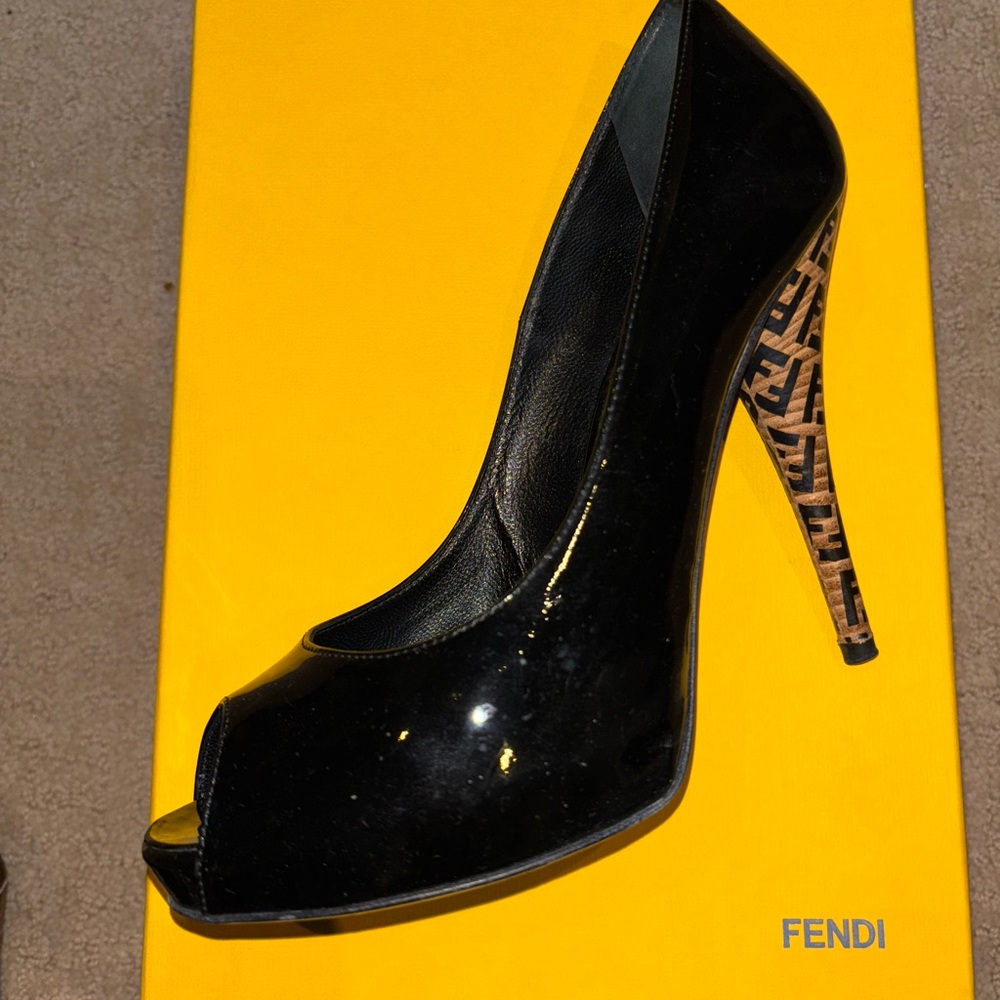 Authentic Fendi Black Patent Leather Spuntata Vernice Peep Toe Platform Pumps